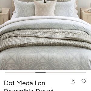 Pottery Barn’s Dot Medallion Reversible Duvet Cover Queen NWT